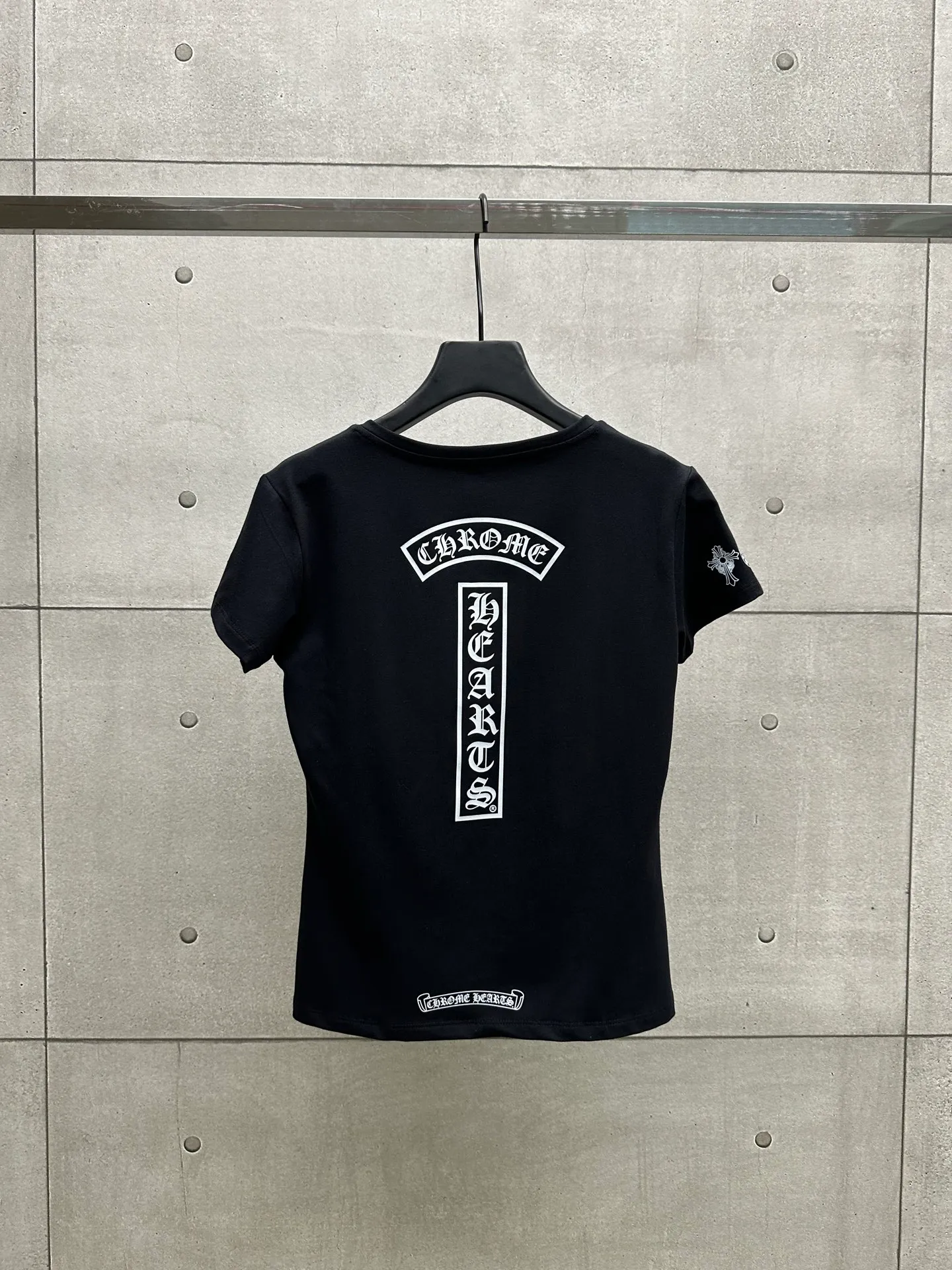 P126 #069 CHROME HEARTS 25SS women's T-shirt Made of 220G original consistent fabric V-neck women's waist style The whole body adopts imported digital direct printing Color: black white Size: S M L